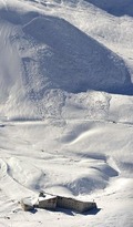 6人が巻き込まれた雪崩現場。写真上部の尾根に破断面が見える(11月30日、本社機から)
