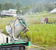 勢いよくミストを吹き出す人工降雪機=高山市丹生川町久手、ほおのき平スキー場