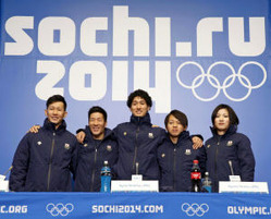 ソチでの記者会見でポーズをとるスノーボード・ハーフパイプの日本代表選手たち=共同