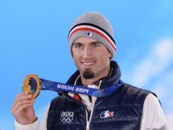 ソチ冬季五輪、男子スノーボードクロス決勝。表彰台で金メダルを手にするピエール・ボーティエ(2014年2月18日撮影)。