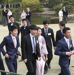 春の園遊会に招かれた本県五輪メダリストの平野歩夢(右から2人目)、平岡卓(右から3人目)、小野塚彩那(中央)、清水礼留飛(左端)3選手=17日、東京都内