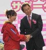 楽天の島田球団社長と握手する今井(左)=東京・六本木ヒルズで10日午後1時、深町郁子写す(毎日新聞)10時09分更新