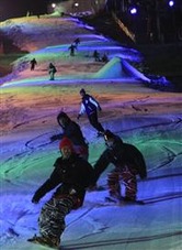 初滑りを満喫するスノーボーダーら=三好市の井川スキー場腕山