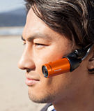 カメラ部を付属のイヤーフックを使って身につけて撮影できる