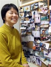 壁いっぱいの写真が「離れて暮らす息子の代わり」と五輪出場の夢をかなえた野藤優貴さんにエールをおくる木実さん=大阪府吹田市 (写真:産経新聞)