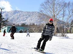 【写真=青空の下、爽快に初滑りを楽しむスノーボーダーら=17日、八幡平市・安比高原スキー場】
