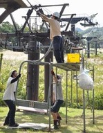 手際よくリフトに座席を取り付ける職員=10日、大山町大山のだいせんホワイトリゾート国際エリア