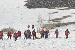 遭難男性を発見し、下山してきた県警山岳遭難救助隊=7日午後4時50分ごろ、富士山富士宮口5合目付近