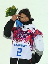 〔五輪・スノーボード〕スノーボード男子ハーフパイプで銀メダルを獲得し、フラワーセレモニーに臨む平野歩夢=11日、ロシア・ソチ