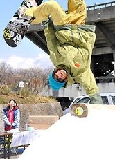 長野運動公園で雪のイベント 戸隠スキー場から30トン