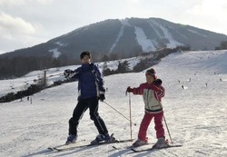 利用客の減少が続く県内スキー場は、スキー人口のすそ野を広げる対策が急務になっている(昨年11月22日、安比高原スキー場で)