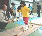 真新しいスキーを装着し、喜ぶ児童たち