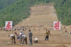 北朝鮮南東部の江原道で造成が進む馬息嶺スキー場の工事現場=23日(共同)