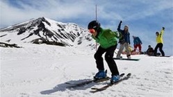 名残の雪、かみしめ滑走 大雪山系の旭岳スキー場
