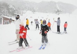 豊富な雪に恵まれ、家族連れらでにぎわう恩原高原スキー場=7日午前11時