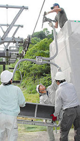 リフトにいすを取り付け、シーズン到来に備える職員=小松市尾小屋町で<br>