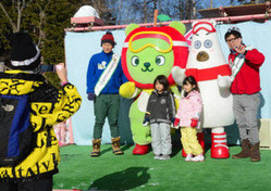 くまぁち(右側)やアルクマと記念撮影する子どもたち
