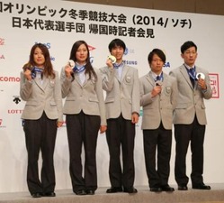 メダルを手にフォトセッションに臨む(左から)小野塚彩那、竹内智香、羽生結弦、平野歩夢、平岡卓