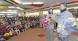 集まった大勢の客らに銅メダルを披露する平岡卓選手(右)と、岡田良菜選手=郡上市高鷲町、高鷲スノーパーク
