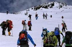 頂上を目指し、富士山の9.5合目付近を登る登山者たち=2014年5月17日、静岡県富士宮市(早坂洋祐撮影)