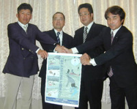 高島市スキー場協議会を発足し、手を携える4スキー場の代表者ら(高島市役所)