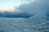 雪崩に登山者が巻き込まれたとみられる源太ケ岳付近(手前)。稜線上は強風が吹き荒れていた(左奥は岩手山)=岩手県八幡平市で2008年3月8日午後5時11分、本社機から内林克行撮影