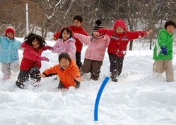 雪上ビーチフラッグに夢中の子どもたち