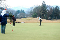 12月にもかかわらず、多くのプレーヤーでにぎわう県内の各ゴルフ場=山形市・蔵王カントリークラブ
