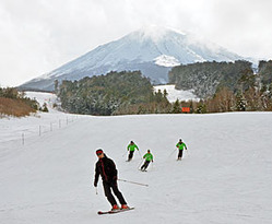 プレオープンで初滑りを楽しむスキーヤー=高山市高根町日和田、チャオ御岳スノーリゾート