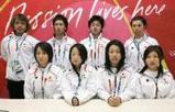 選手村で記者会見したスノーボード・ハーフパイプの日本代表選手。前列左から女子の山岡聡子、伏見知何子、中島志保、今井メロ(後列左から)男子の村上史行、中井孝治、国母和宏、成田童夢の各選手=9日、バルドネッキア(共同)