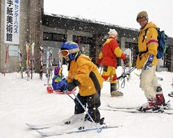 センターハウス前でスキーの練習をする子ども(23日午前、栄村北信のさかえ倶楽部スキー場で)