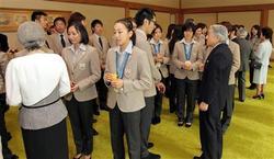 バンクーバー冬季五輪入賞選手らとのお茶会で、出席者と言葉を交わされる天皇、皇后両陛下。中央はフィギュアスケート女子シングル銀メダリストの浅田真央選手=10日午前10時38分、皇居・宮殿「連翠」(大西史朗撮影)(写真:産経新聞)