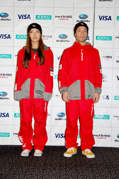 ウインドブレーカーを着て登場した青野令と豊田亜紗