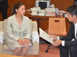 湯崎知事(右)と懇談するスノーボードアルペンの竹内選手=県庁(写真:産経新聞)