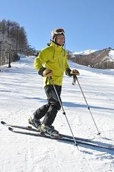 「Mt.乗鞍」のゲレンデでテレマークスキーの魅力について語る「テレトピアのりくら」代表の野村さん