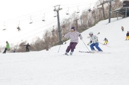 かぐらスキー場での初滑りを楽しむ来場者=23日、湯沢町