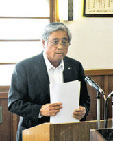 スキー場整備などについて議会で説明する瀬戸普王滝村長=村役場で