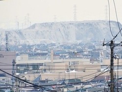 札樽道手稲インターから北北西向きに撮影された雪堆積場
