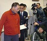 救助され、医師の診断を受けた後、会見に臨む福山貴司さん