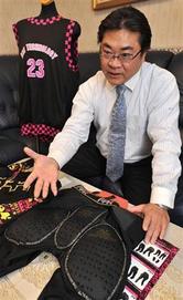 衝撃吸収パッドを埋め込んだプロテクターの効力を説明する河田社長=大阪府吹田市泉町(鳥越瑞絵撮影)(写真:産経新聞)