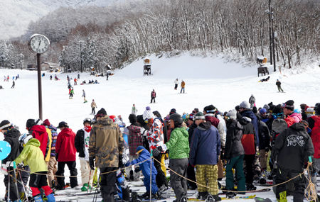 リフト待ちの長い列ができた箕輪スキー場