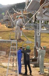 リフトの座席を取り付ける作業員=27日、ひるぜんベアバレースキー場