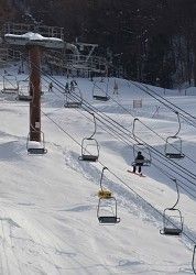 コースを限定して再開したゲレンデ。左側のリフトは止まったまま=長野県佐久市の「佐久スキーガーデンパラダ」で2014年2月20日、武田博仁撮影