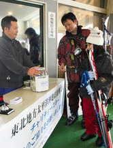 スキー場内に設けられた義援金特別ブース=茅野市で