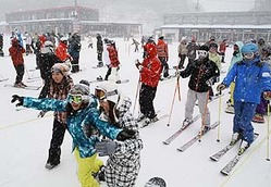 新雪を楽しむ客でにぎわう芸北国際スキー場=26日午前11時35分、広島県北広島町(撮影・今田豊)