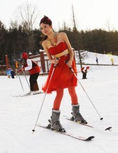 黒龍江省の伊春梅花山スキー場で17日、短いスカートに肩を完全に露出する服装の若い女性のスキーヤーがあらわれ、周囲の視線を釘づけにした。地元の伊春市は市街地でも最低気温が摂氏氷点下27度。撮影のための「ありえない薄着」だったが、「大丈夫なのかね」などの声も上がった。