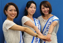 3代目のスノークイーン。左から伊藤希江さん、市川茜さん、北川有希さん=22日、県庁
