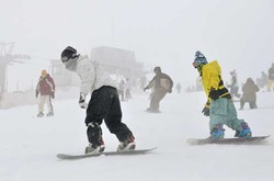 日本最南端のスキー場で、初滑りを楽しむスノーボーダーら(共同)