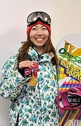 愛用のボードと優勝メダルを手に、来季への意気込みを語る田嶋さん