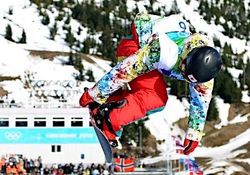 スノーボード男子ハーフパイプ予選の青野令のエア。青野は1組の2位で決勝進出(17日、バンクーバー)時事通信